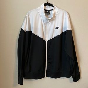 Nike Women’s Jacket Size 2X